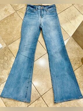 Women’s Express Light Blue Flared Jeans. High Rise. Size 2R.